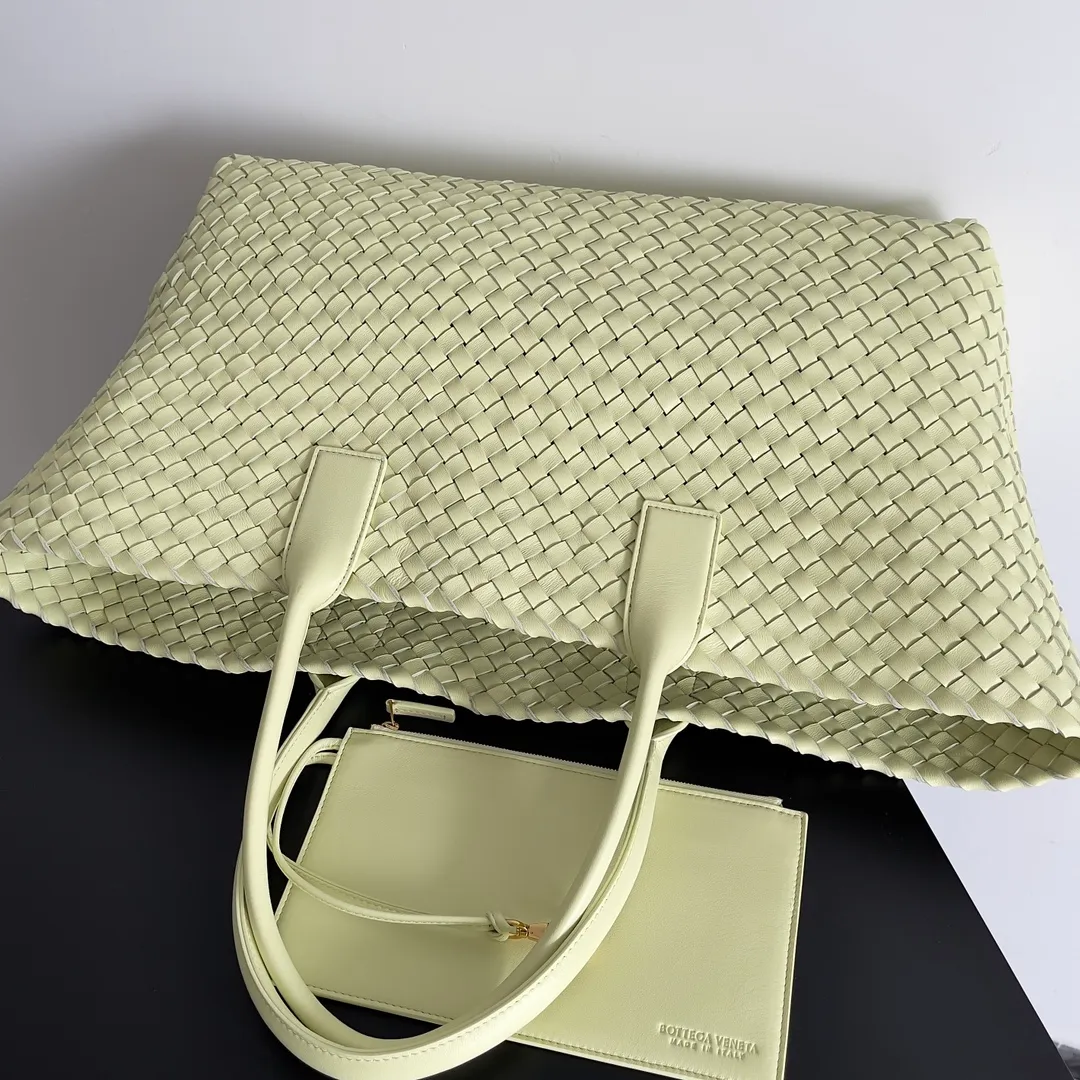 Batch 2860 Classic returns... (large size 51cm) • Cabat, born in 2001, is one of the most iconic styles of the Bottega Veneta workshop. The whole bag is made of top-grade imported lambskin. There is no exposed logo on the whole bag, but with the classic wide woven elements, you can tell who it belongs to at a glance! Can be carried on one shoulder, very practical! Style number: 608811 Size: 51*18*28